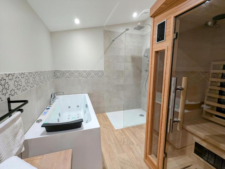 Le Boheme, Sauna & Spa Riorges Экстерьер фото